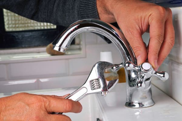 Cách giữ vòi rửa bát luôn bền và sạch khi sử dụng