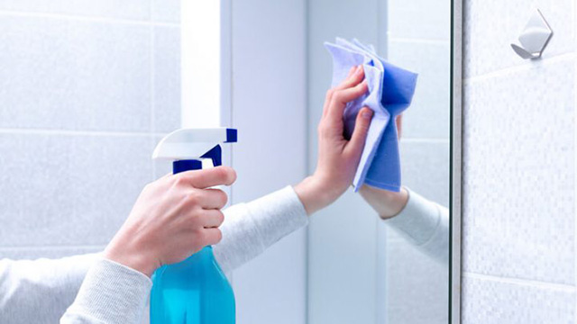 Sử dụng nước lau kính là một trong những cách làm sạch gương phòng tắm tiện lợi, hiệu quả cực cao 