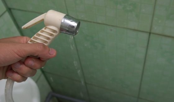Vòi xịt vệ sinh bị rò nước – Nguyên nhân và cách khắc phục 