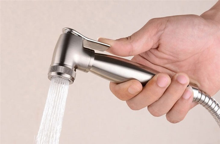 Lưu ý đến áp lực nước của vòi xịt vệ sinh là một trong những kinh nghiệm quan trọng khi mua vòi xịt vệ sinh 